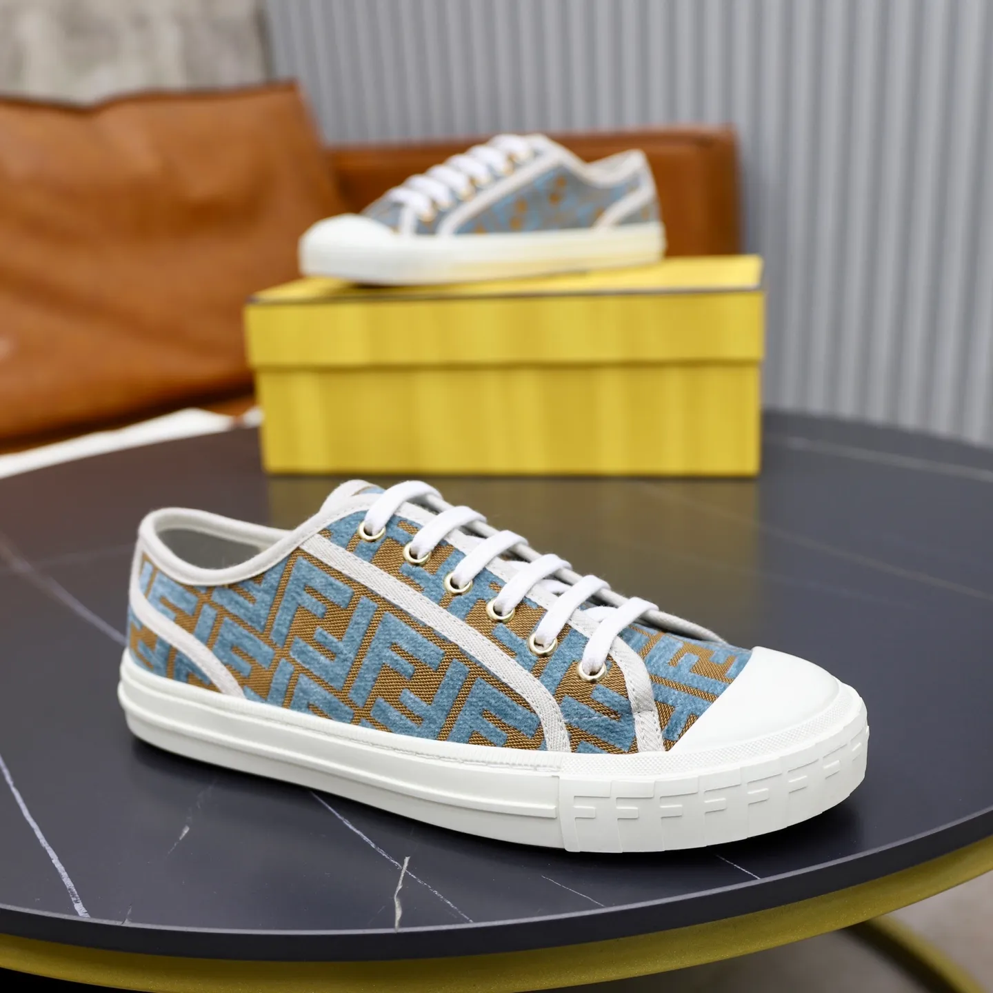 Factory price: 480 original order (couple model) Brand: FENDI Fendi 🙅‍♂️🙅‍♂️🙅‍♂️ Size: Female 35–40, Male 39-44 (45 can be customized) Grade: Official website genuine Material: Imported original LoGO fabric upper Original comfortable lining TPU wear-resistant lightweight outsole Style category: Loafers New trendy shoes Color: actual picture color